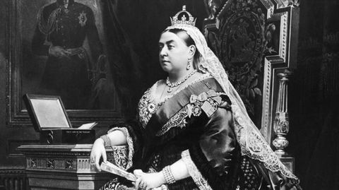 Königin Viktoria sitzt auf ihrem Thron