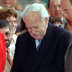 Fürst Rainier zerschneidet ein rotes Band auf der Weltausstellung in Hannover im Juni 2000