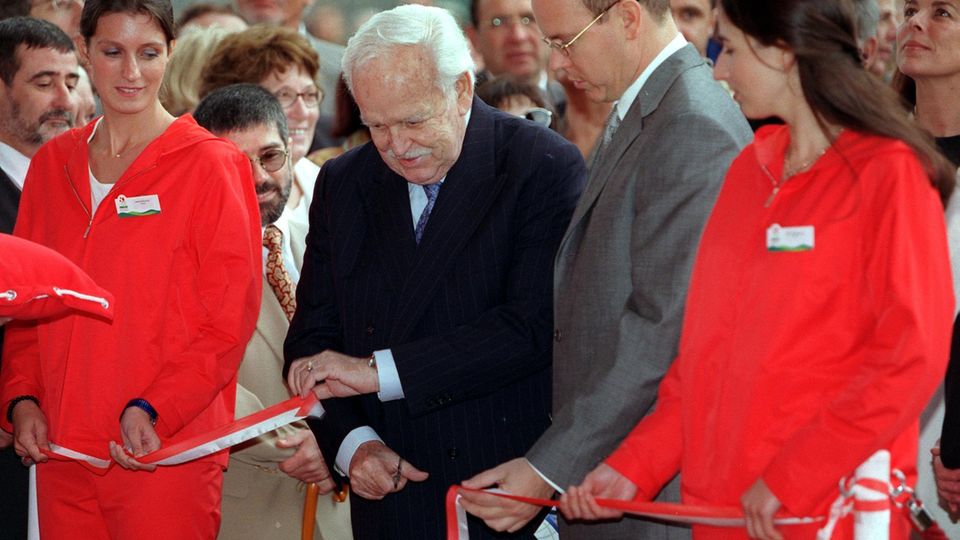 Fürst Rainier zerschneidet ein rotes Band auf der Weltausstellung in Hannover im Juni 2000