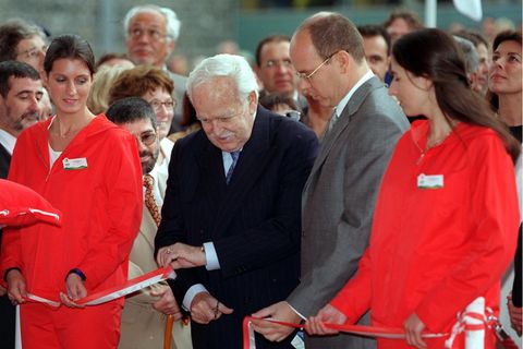 Fürst Rainier zerschneidet ein rotes Band auf der Weltausstellung in Hannover im Juni 2000