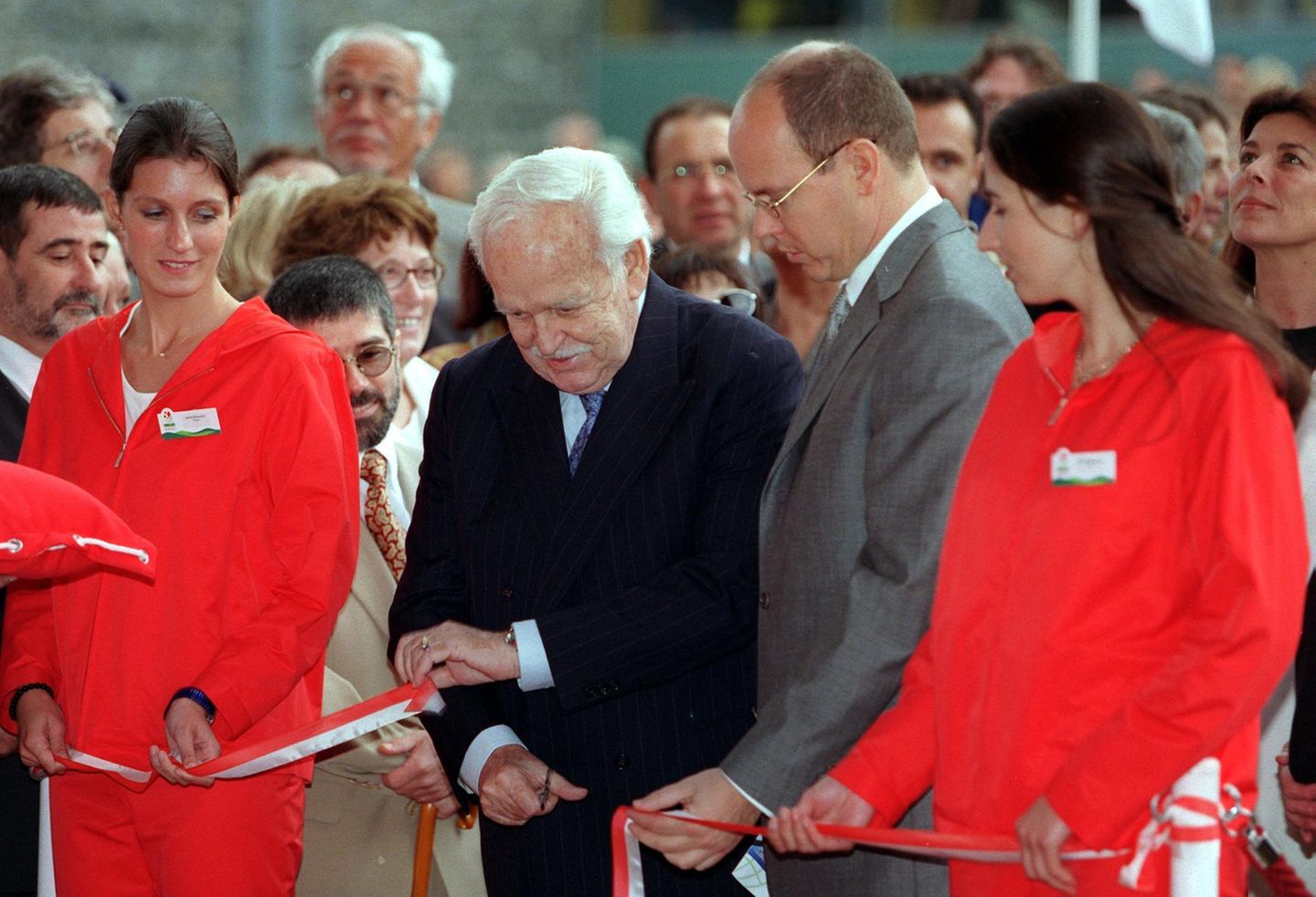 Fürst Rainier zerschneidet ein rotes Band auf der Weltausstellung in Hannover im Juni 2000