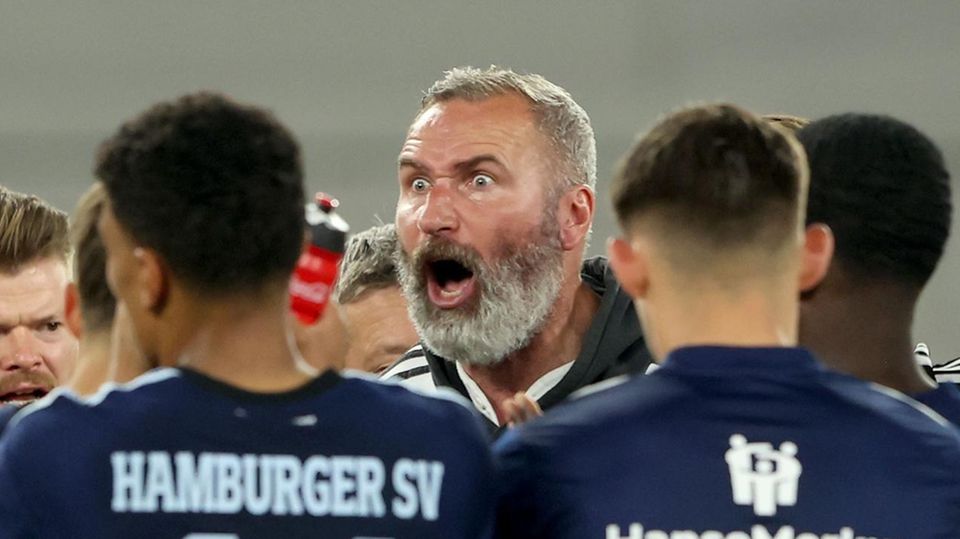 Engagierte Ansprache: Tim Walter nach der Partie im Kreis seiner Spieler