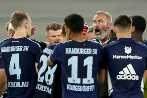 Engagierte Ansprache: Tim Walter nach der Partie im Kreis seiner Spieler
