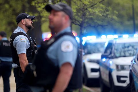 USA: Polizeibeamte in Chicago bereiten sich auf einen Einsatz vor