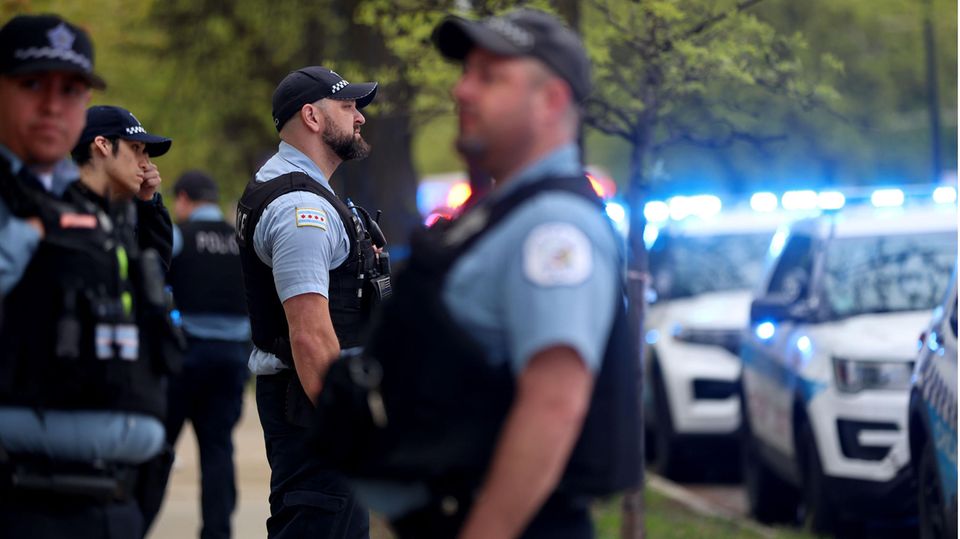 USA: Polizeibeamte in Chicago bereiten sich auf einen Einsatz vor