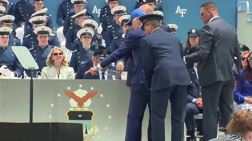 Video: Trump gibt Biden Tipps für Bühnenabgang