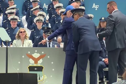 Video: Trump gibt Biden Tipps für Bühnenabgang