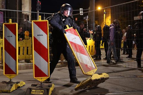 Polizisten in Leipzig räumen eine Barrikade nach linken Protesten gegen das Urteil im Prozess gegen Lina E.