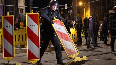 Polizisten in Leipzig räumen eine Barrikade nach linken Protesten gegen das Urteil im Prozess gegen Lina E.