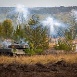 In den letzten Jahren gab es immer wieder Probleme mit der Einsatzbereitschaft des schweren Geräts. Was aber weniger am Panzer sondern an den geringen Vorräten der Bundeswehr an Ersatzteilen lag.