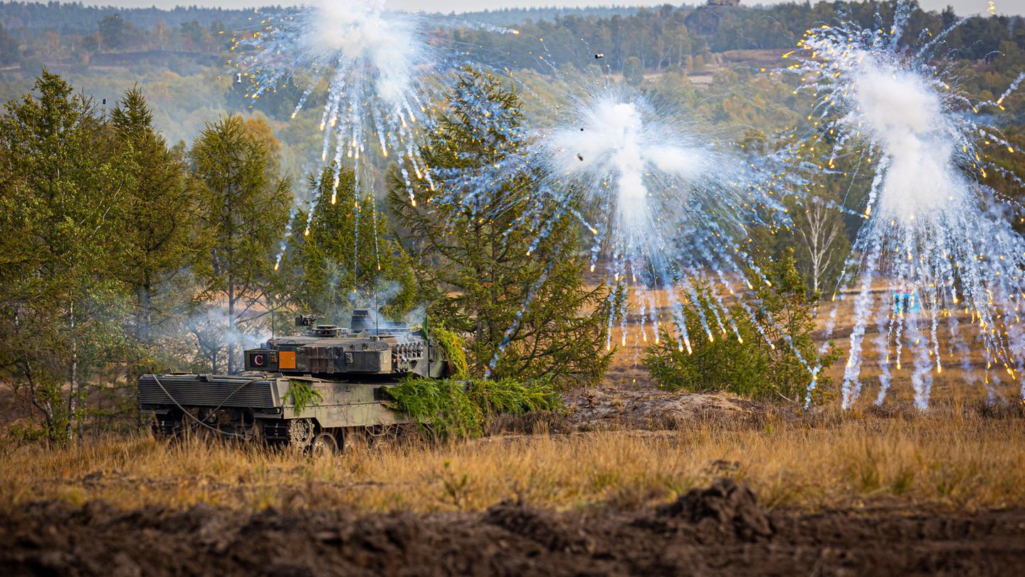 In den letzten Jahren gab es immer wieder Probleme mit der Einsatzbereitschaft des schweren Geräts. Was aber weniger am Panzer sondern an den geringen Vorräten der Bundeswehr an Ersatzteilen lag.