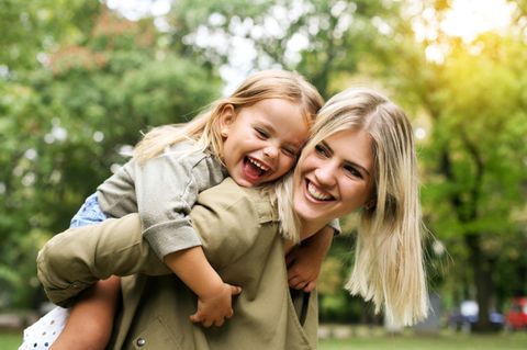 Mutter und Tochter lachen