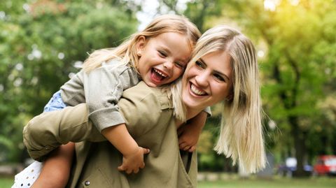 Mutter und Tochter lachen