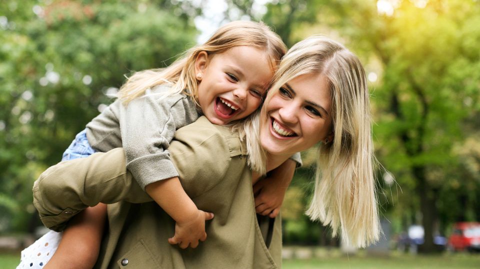 Mutter und Tochter lachen