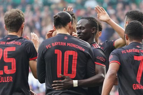 FC Bayern München: Thomas Müller, Sadio Mané und Serge Gnabry gratulieren Leroy Sané zu seinem Tor gegen Bremen