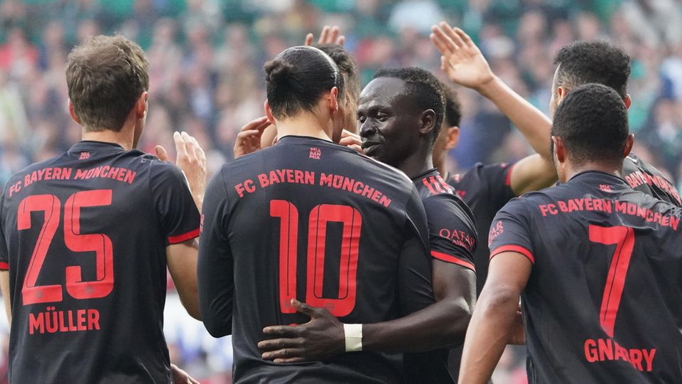 FC Bayern München: Thomas Müller, Sadio Mané und Serge Gnabry gratulieren Leroy Sané zu seinem Tor gegen Bremen