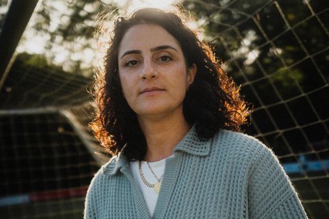 Die Initiatorin der Petition Tuğba Tekkal vor einem Fußballtor