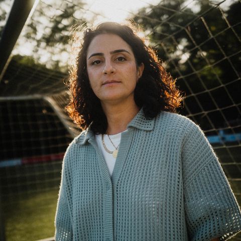 Die Initiatorin der Petition Tuğba Tekkal vor einem Fußballtor