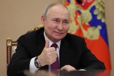 Hebt den Daumen: Der russische Präsident Wladimir Putin hält sich meist im Moskauer Kreml auf