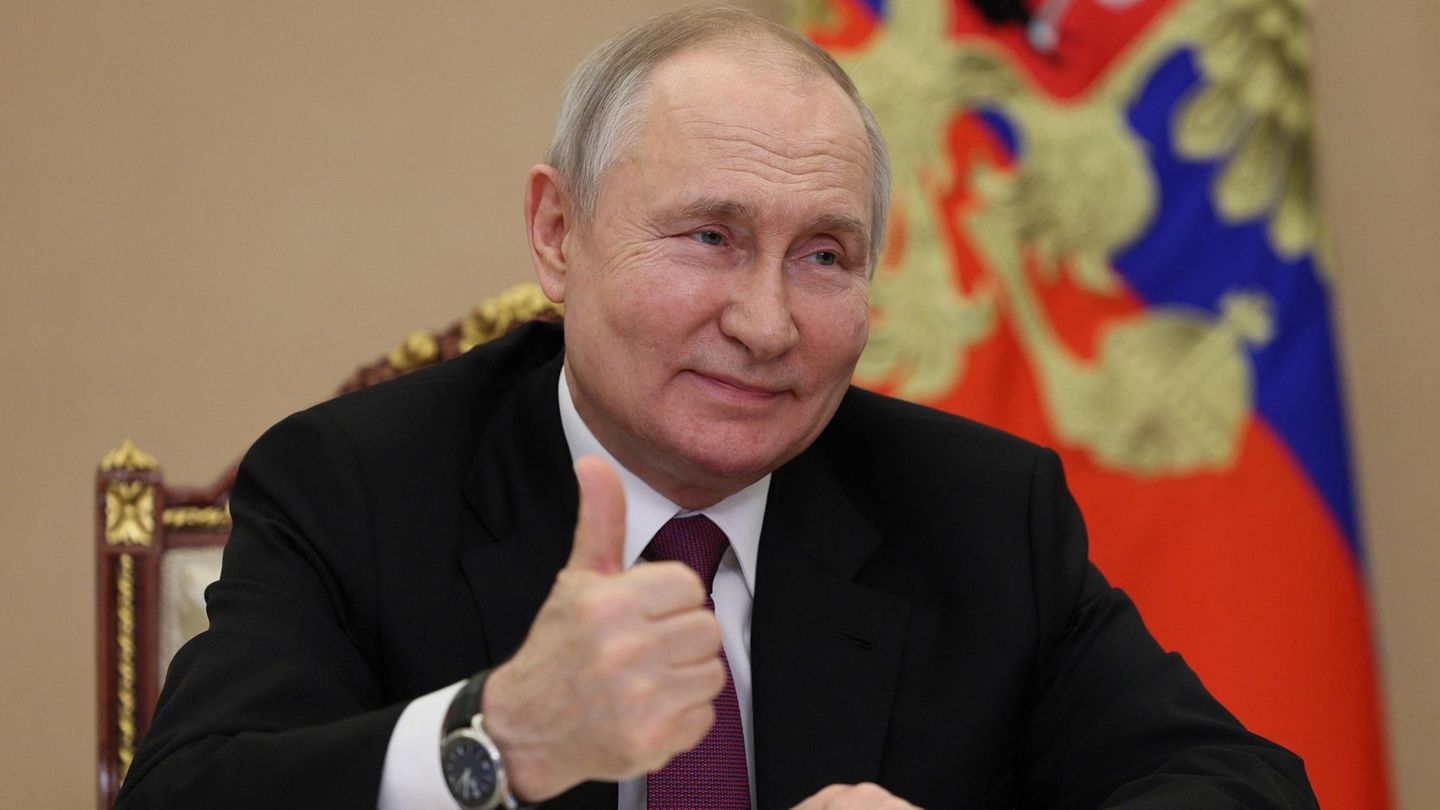Hebt den Daumen: Der russische Präsident Wladimir Putin hält sich meist im Moskauer Kreml auf