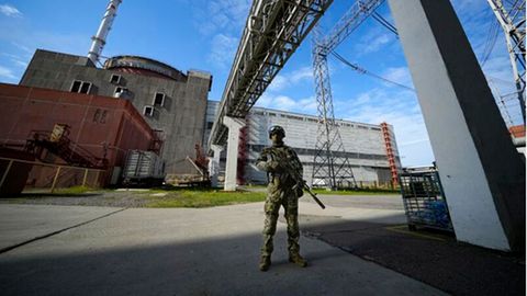 Ein russischer Soldat bewacht einen Bereich des Kernkraftwerks Saporischschja