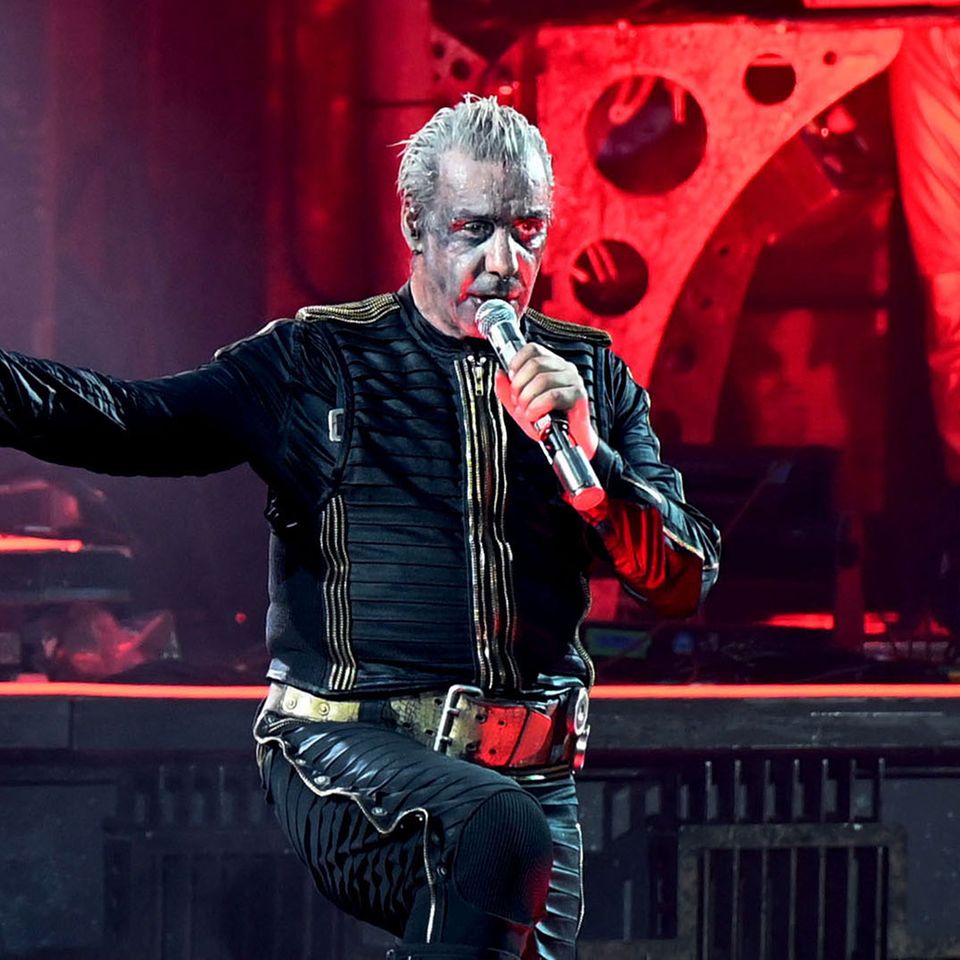 Till Lindemann, Frontsänger von Rammstein, steht während eines Deutschland-Konzerts auf der Bühne.