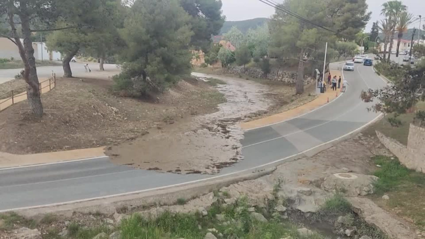 Video: Flutwelle blockiert Straße in Spanien