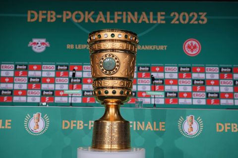 Der DFB-Pokal steht vor der Pressekonferenz auf einem Sockel