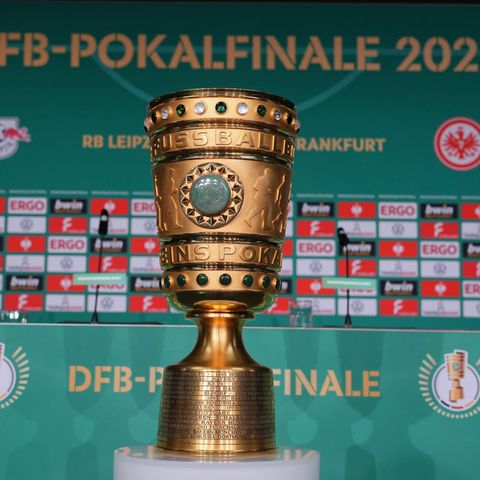 Der DFB-Pokal steht vor der Pressekonferenz auf einem Sockel