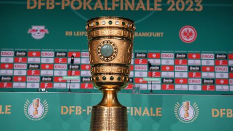 Der DFB-Pokal steht vor der Pressekonferenz auf einem Sockel