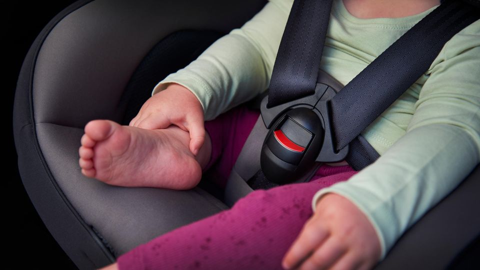 Symbolfoto für Geschichte aus den USA: Ein Baby sitzt im Kindersitz in einem Auto