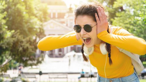 Ein durch Lärm geplagter Teenager