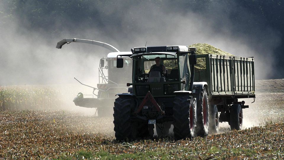 Ein Traktor fährt über ein Feld als Symbolfoto für Wetter in Deutschland