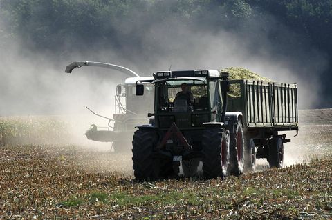Ein Traktor fährt über ein Feld als Symbolfoto für Wetter in Deutschland
