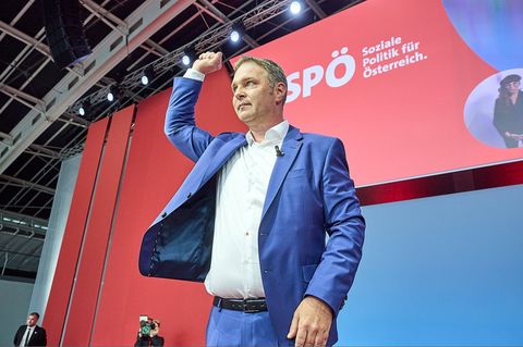 SPÖ-Politiker Andreas Babler zeigt nach seiner Rede vor dem Parteitag in Linz den "sozialistischen Gruß"