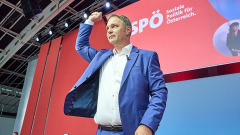 SPÖ-Politiker Andreas Babler zeigt nach seiner Rede vor dem Parteitag in Linz den "sozialistischen Gruß"