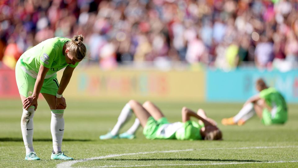 Drei Spielerinnen des VfL Wolfsburg wirken nach Abpfiff niedergeschlagen