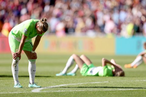 Drei Spielerinnen des VfL Wolfsburg wirken nach Abpfiff niedergeschlagen