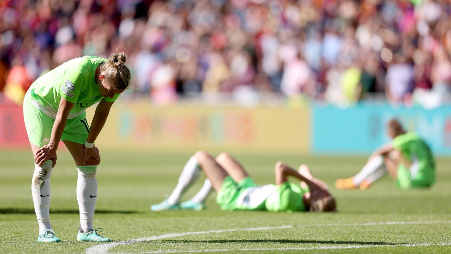Drei Spielerinnen des VfL Wolfsburg wirken nach Abpfiff niedergeschlagen