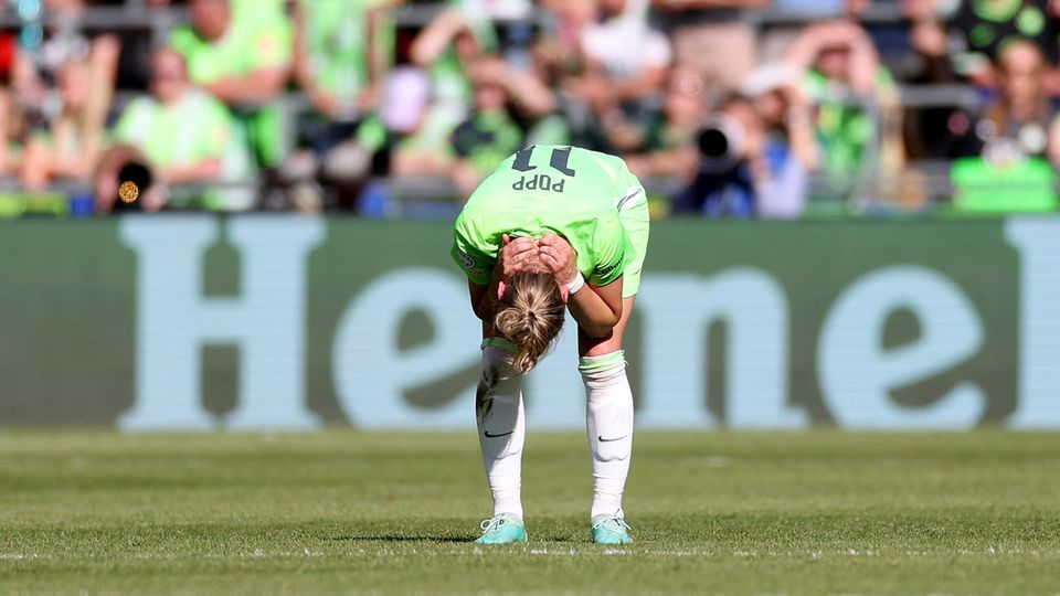 Alexandra Popp vom VfL Wolfsburg steht nach dem Finale der Champions League enttäuscht auf dem Rasen
