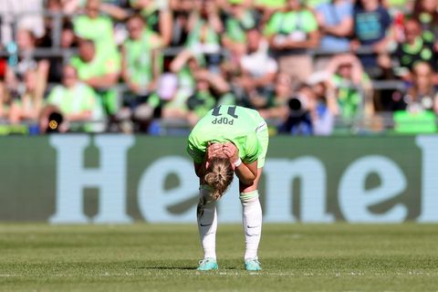 Alexandra Popp vom VfL Wolfsburg steht nach dem Finale der Champions League enttäuscht auf dem Rasen