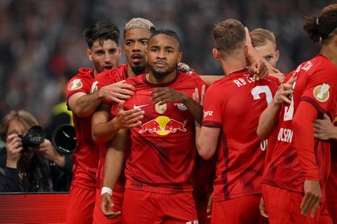 Christopher Nkunku von RB Leipzig feiert mit Mitspielern sein 1:0 im Finale des DFB-Pokals
