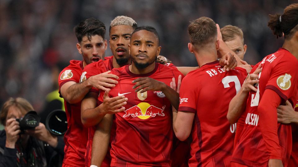 Christopher Nkunku von RB Leipzig feiert mit Mitspielern sein 1:0 im Finale des DFB-Pokals