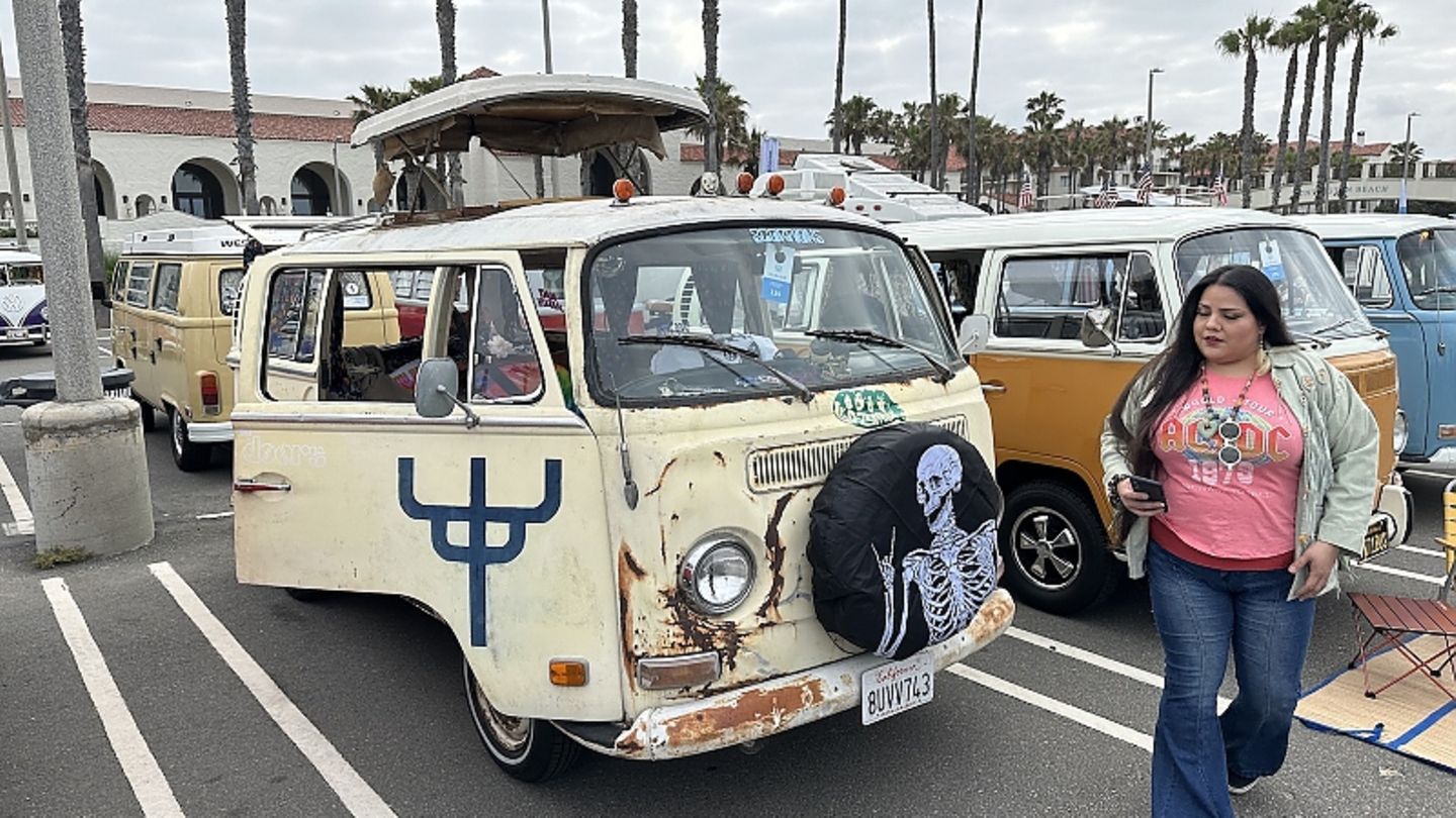 Reportage: Busses and Coffee Meetings in Huntington Beach: The Bully of Love