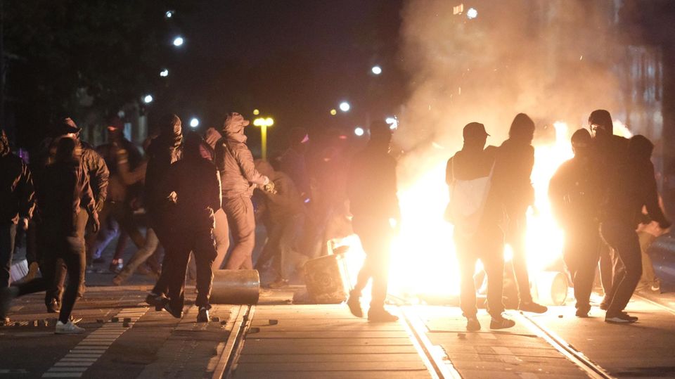 Sachsen, Leipzig: Autonome an einer brennenden Barrikade
