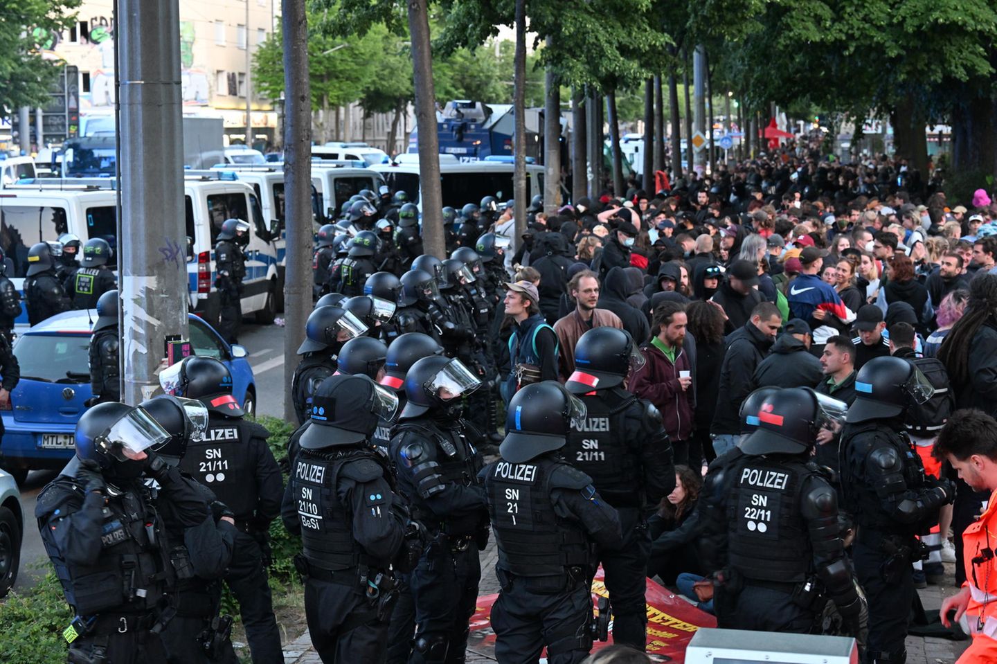 Bei Protesten gegen das Urteil im Prozess gegen Lina E. in Leipzig kesselte die Polizei nach Räumung eines Platzes Demonstranten ein. Das Oberlandesgericht Dresden hatte die Studentin Lina E. zu fünf Jahren und drei Monaten Freiheitsstrafe verurteilt. 