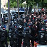 Bei Protesten gegen das Urteil im Prozess gegen Lina E. in Leipzig kesselte die Polizei nach Räumung eines Platzes Demonstranten ein. Das Oberlandesgericht Dresden hatte die Studentin Lina E. zu fünf Jahren und drei Monaten Freiheitsstrafe verurteilt. 
