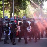 Polizei reagiert während Ausschreitungen auf einer Demonstration für Versammlungsfreiheit in Leipzig. Seit langem wurde in der linken Szene für den sogenannten "Tag X" mobilisiert. Die Sicherheitsbehörden bereiteten sich auf einen der größten Einsätze der vergangenen Jahre in der Stadt vor. 