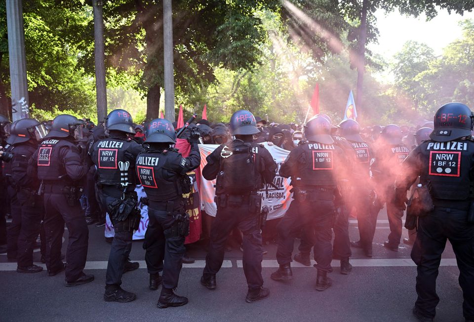 Polizei reagiert während Ausschreitungen auf einer Demonstration für Versammlungsfreiheit in Leipzig. Seit langem wurde in der linken Szene für den sogenannten "Tag X" mobilisiert. Die Sicherheitsbehörden bereiteten sich auf einen der größten Einsätze der vergangenen Jahre in der Stadt vor. 
