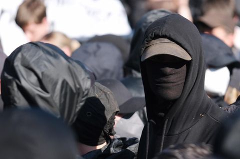 Vermummte Demonstrationsteilnehmer in Leipzig. Nach Angaben der Polizei hatten sich am Samstagnachmittag rund 1500 Menschen zu einer genehmigten Kundgebung versammelt. Von ihnen seien rund ein Drittel "dem gewaltbereiten Spektrum zuzuordnen" gewesen.